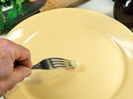 Зачем натирать тарелку чесноком: хитрость, о которой все забыли
